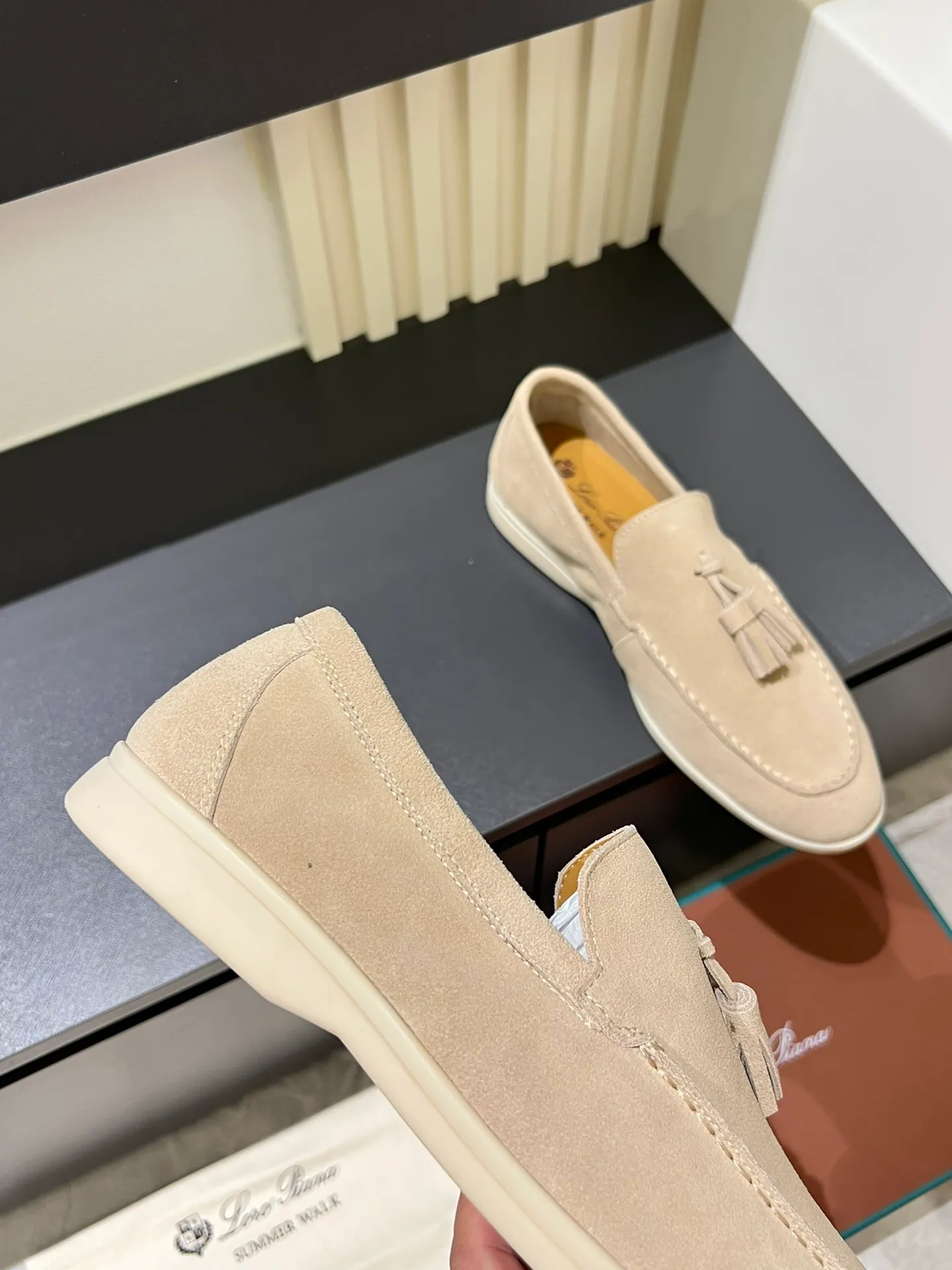 Men's shoes 💰p360 "Loro men's shoes 💰pian'*" Classic L men's shoes for couples 💰p Top version British flat loafers, a must-have item in old money style, the minimalist design is eye-catching and durable, a plus point for dressing The soft foot feel and texture are outstanding. They don’t scratch your feet and are very nice. They are matched with soft and waxy soles. They can be worn daily for a long time without getting tired. They are easy to wear, versatile and classic items, with perfect foot feel and texture! Imported cashmere fabric, the lining is made of imported A-grade water-dyed cow lining, the top version of the genuine leather midsole is sewn with pure handmade mark thread! Size: Female 35-40 (34. Customized) Male 38-44 (45.46. Customized)